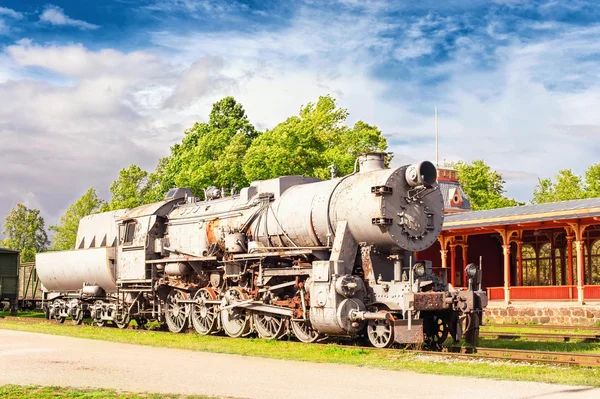 Vieille locomotive à vapeur rustique sur le quai de la gare. Ciel nuageux retour — Photo