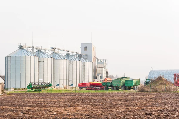 Boerderij graan magazijnbakken. Buitenshuis. — Stockfoto