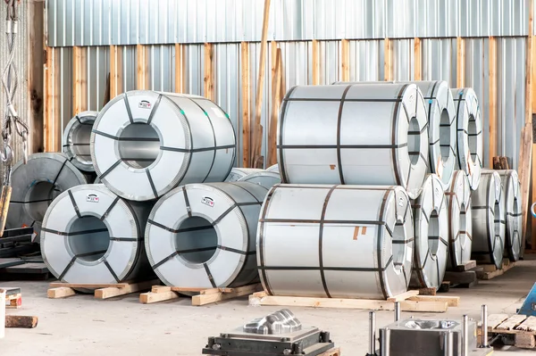 Böjda plåt rullar i fabriken lager. metall teknik — Stockfoto