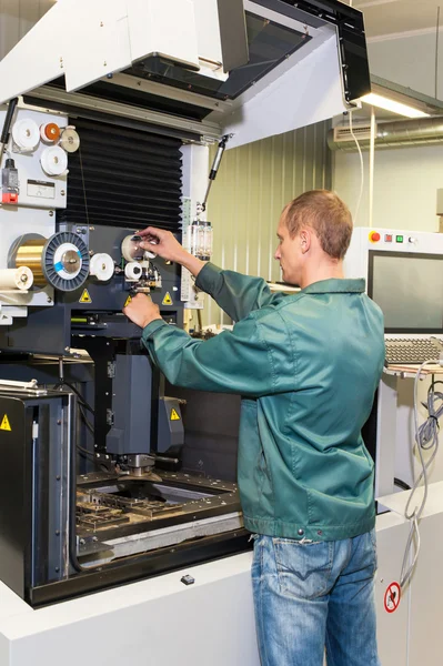 Worker operating industrial cnc machine in workshop. — Stock Photo, Image