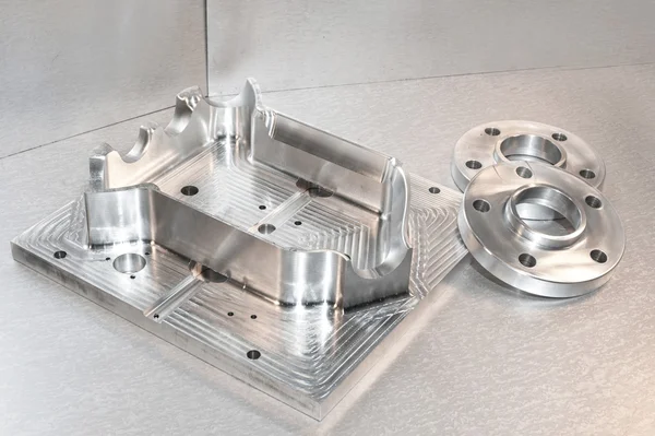 Molde de metal e flanges de aço. Indústria de moagem. Tecnologia CNC . — Fotografia de Stock