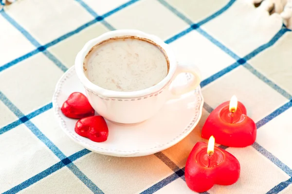 Valentinstag Tasse Kaffee mit herzförmigen süßen Pralinen — Stockfoto