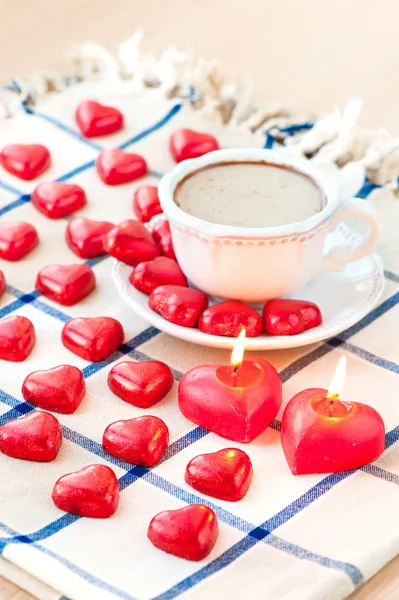 Día de San Valentín taza de café con chocolate dulce en forma de corazón —  Fotos de Stock