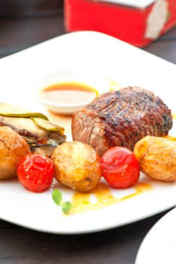 Kavrulmuş sebze ile prime ızgara sulu biftek biftek