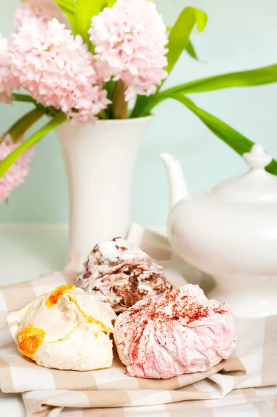 Voorjaar thee set met veelkleurige vruchten pluizig meringue — Stockfoto