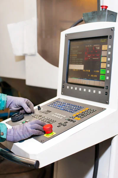 Worker hands on the control panel of a cnc programmable machine. — 图库照片