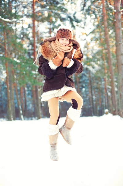 Kış keyfi. Neşeli kız ormanda eğleniyor. — Stok fotoğraf