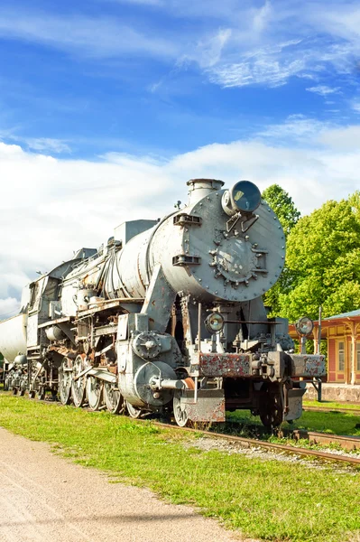 Vieille locomotive à vapeur rustique sur le quai de la gare. Ciel nuageux retour — Photo