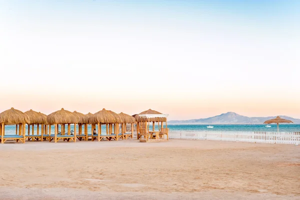 Maisons de plage en bois avec toit en paille sur le bord de mer égyptien . — Photo