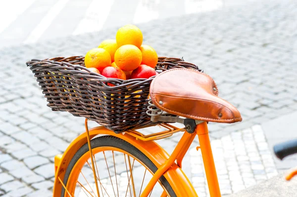 Prova de laranja bicicleta rural com frutas em cesta de vime . — Fotografia de Stock