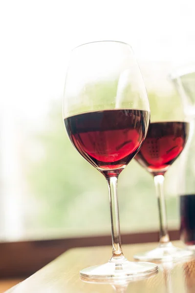 Dos copas de delicioso vino tinto. En interiores . — Foto de Stock