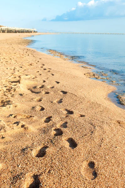 Footprints on Egyptian morning beach. Summertime multicolored ou — Stock Fotó