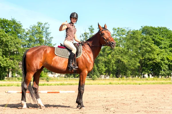 Teenager Reiterin zeigt ok Zeichen. Lebendige Sommerzeit — Stockfoto
