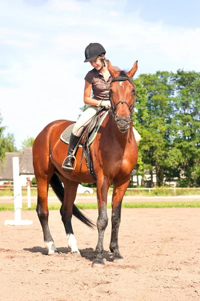 Teenage girl equestrian riding thoroughbred horseback. Vibrant summertime outdoors image. — Stock Photo, Image