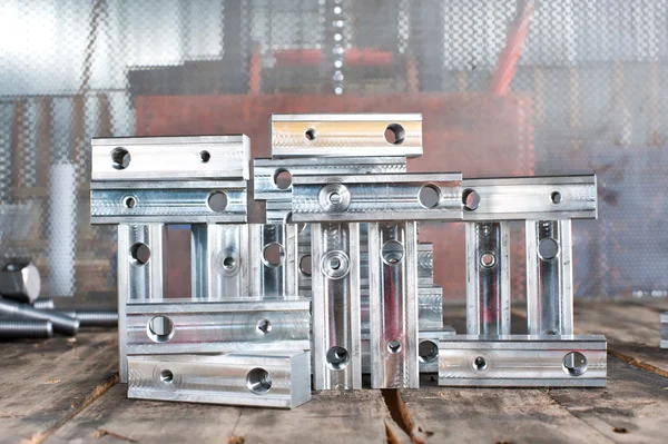 Muchos detalles de hierro cuadrado semiacabados - en blanco. Ingeniería metalúrgica — Foto de Stock