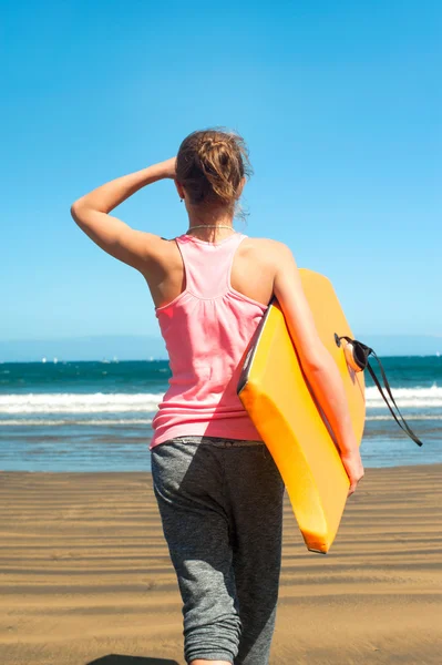 Молодая девушка-подросток на побережье Атлантического океана собирается заняться серфингом — стоковое фото