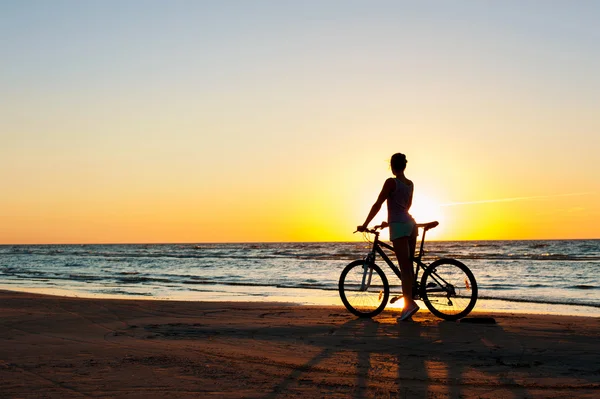 Moment in Zeit. sportliche Radlerin-Silhouette auf buntem — Stockfoto