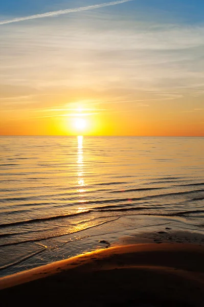 Színes nyári naplemente a Balti-tenger. Függőleges szabadban — Stock Fotó