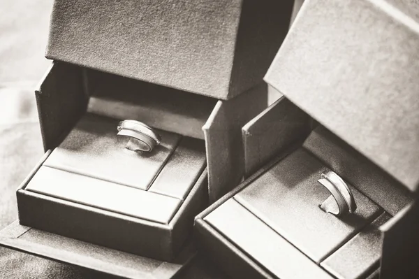 Dos anillos de boda en cajas cuadradas de seda. Primer plano en blanco y negro —  Fotos de Stock