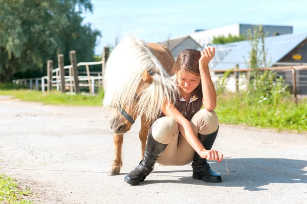 Vamos brincar! Adolescente menina alegre com brincalhão shetland pônei . — Fotografia de Stock