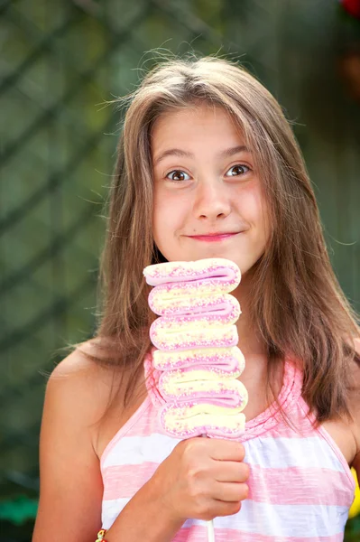 Cheerful girl holding big sweet marshmallow candy. — Stok fotoğraf