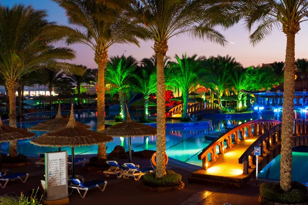 Prachtige resort plaats - verlicht zwembad met palm gar — Stockfoto