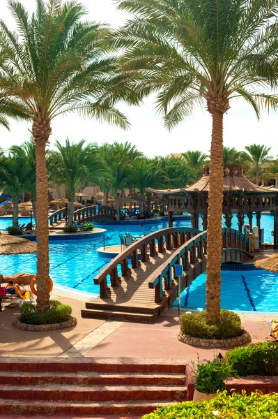 Bel endroit de villégiature - piscine avec jardin de palmiers tropicaux — Photo