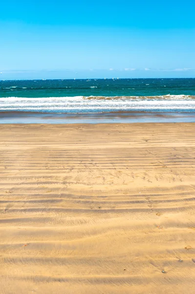 Océan Atlantique littoral venteux avec vagues sur un ciel bleu backgrou — Photo