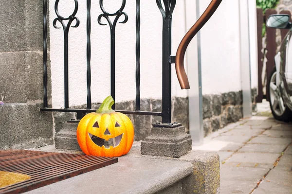Citrouille d'Halloween souriante près de la porte. Horizontal extérieur ima — Photo