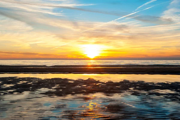 Coucher de soleil d'été multicolore sur la plage de la mer Baltique. Vertical out — Photo