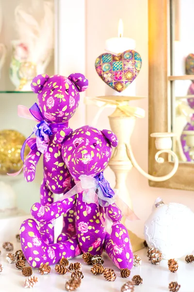 Twee handgemaakt provence paarse tilda bear speelgoed op Kerstmis backgr — Stockfoto