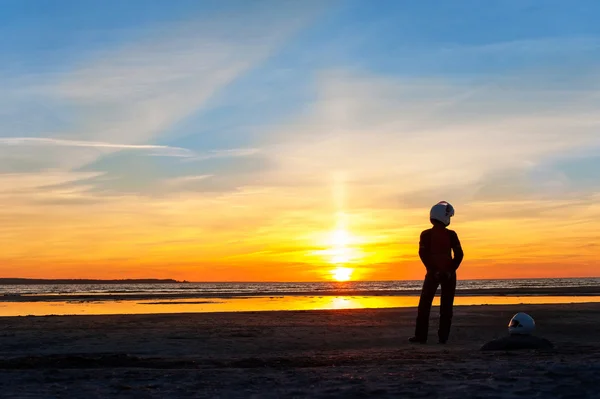 Çok renkli Sunset'teki motorcu siluet kalan kadın. Mavi gökyüzü — Stok fotoğraf