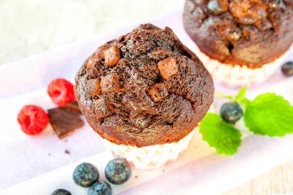 Deux délicieux muffins au chocolat avec des morceaux de chocolat et de ber — Photo