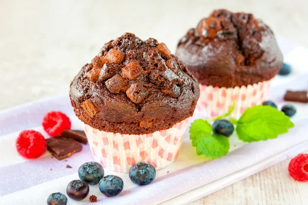 Paire de délicieux muffins au chocolat avec chocolat et baies — Photo