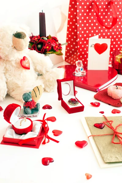 Beaucoup de cadeaux de fête Saint-Valentin et des surprises dans le désordre . — Photo