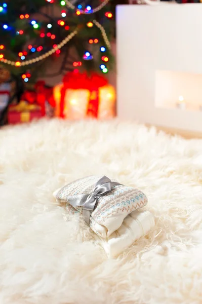 Weihnachtsgeschenk-neu verpackt aus Wolle gestrickte warme Socken auf weichen sie — Stockfoto