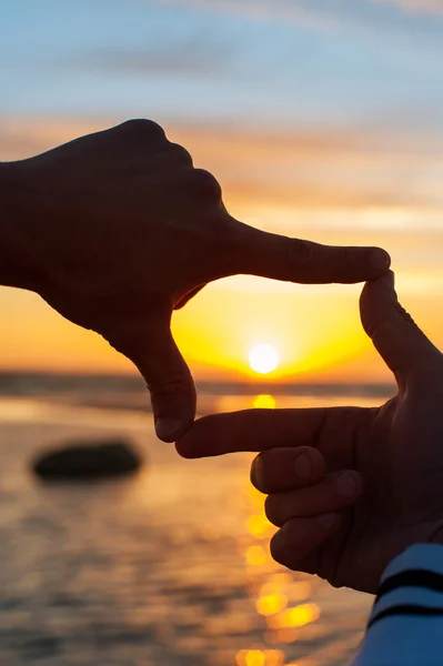 Fingerrahmen - Imitation von Sonnenstrahlen bei Sonnenuntergang — Stockfoto