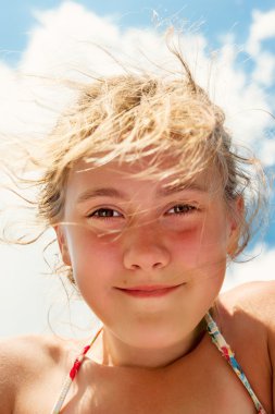 Güzel gülümseyen kız portre portre düşük açılı görünümü.