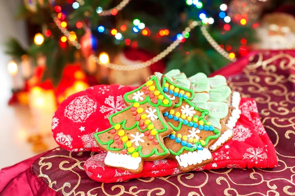 Faits maison forme de sapin de Noël biscuits au pain d'épice sur illuminé — Photo