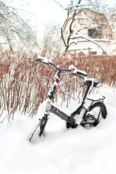 Winter in the city. Bicycle covered with snow. — Stock Photo, Image
