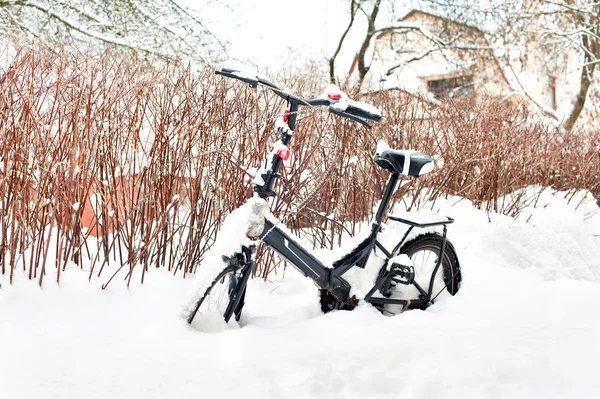 L'hiver en ville. Vélo couvert de neige . — Photo