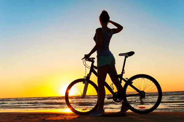Momento en el tiempo. Mujer deportiva ciclista silueta en multicolor — Foto de Stock