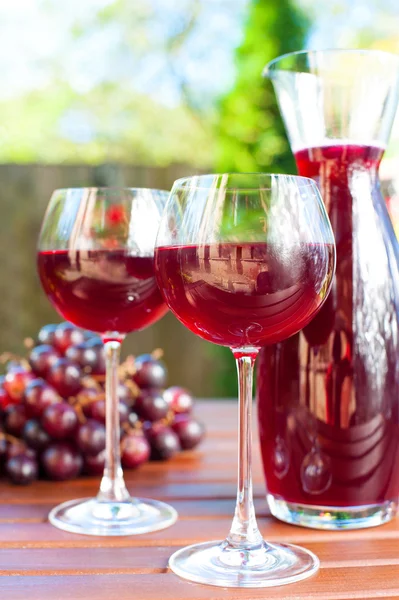 Dos copas de delicioso vino tinto casero con uva . — Foto de Stock