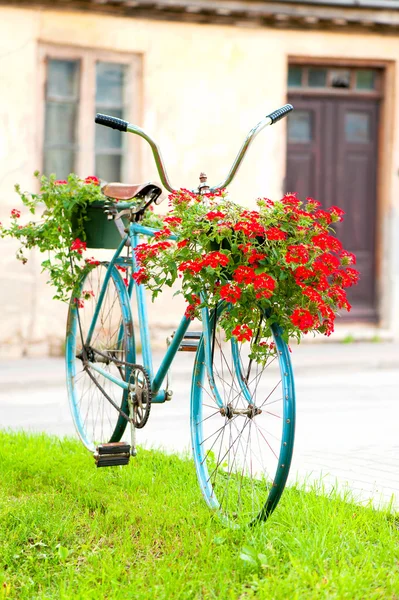 Vieux vélo rétro rustique turquoise - parterre fleuri. À l'extérieur . — Photo