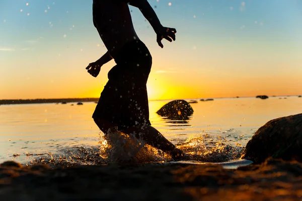 Diversión de verano en la playa de alegría. Hombre corriendo silueta . — Foto de Stock