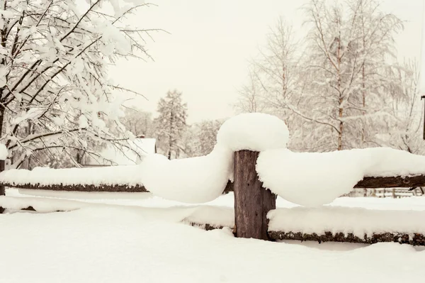 Fából készült kerítés puha tiszta hó borítja. Télen a szabadban én — Stock Fotó