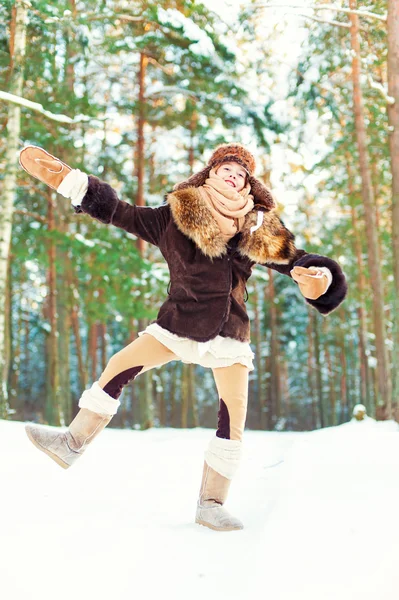 Sıcak kürk elbiseleri kış ormanda dans neşeli kız. — Stok fotoğraf