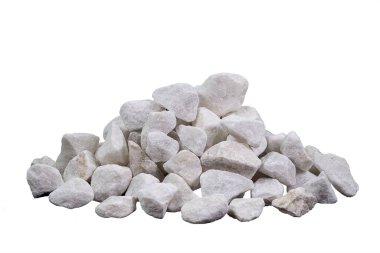 Beyaz arka planda bir tepe biçimindeki mermer molozlar. Ezilmiş taş yol ve beton yapımında kullanılır.