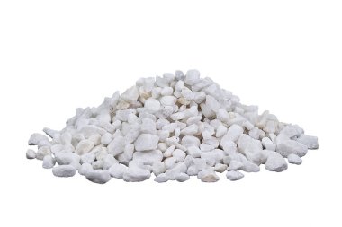 Beyaz bir zemin üzerinde taş yığını şeklinde mermer molozlar. Mermer ezilmiş taş kesri peyzaj tasarımı, inşaat ve akvaryum toprağında kullanılır.