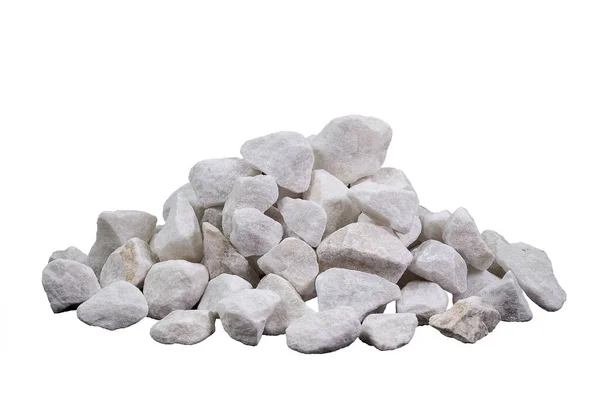Beyaz arka planda bir tepe biçimindeki mermer molozlar. Ezilmiş taş yol ve beton yapımında kullanılır.